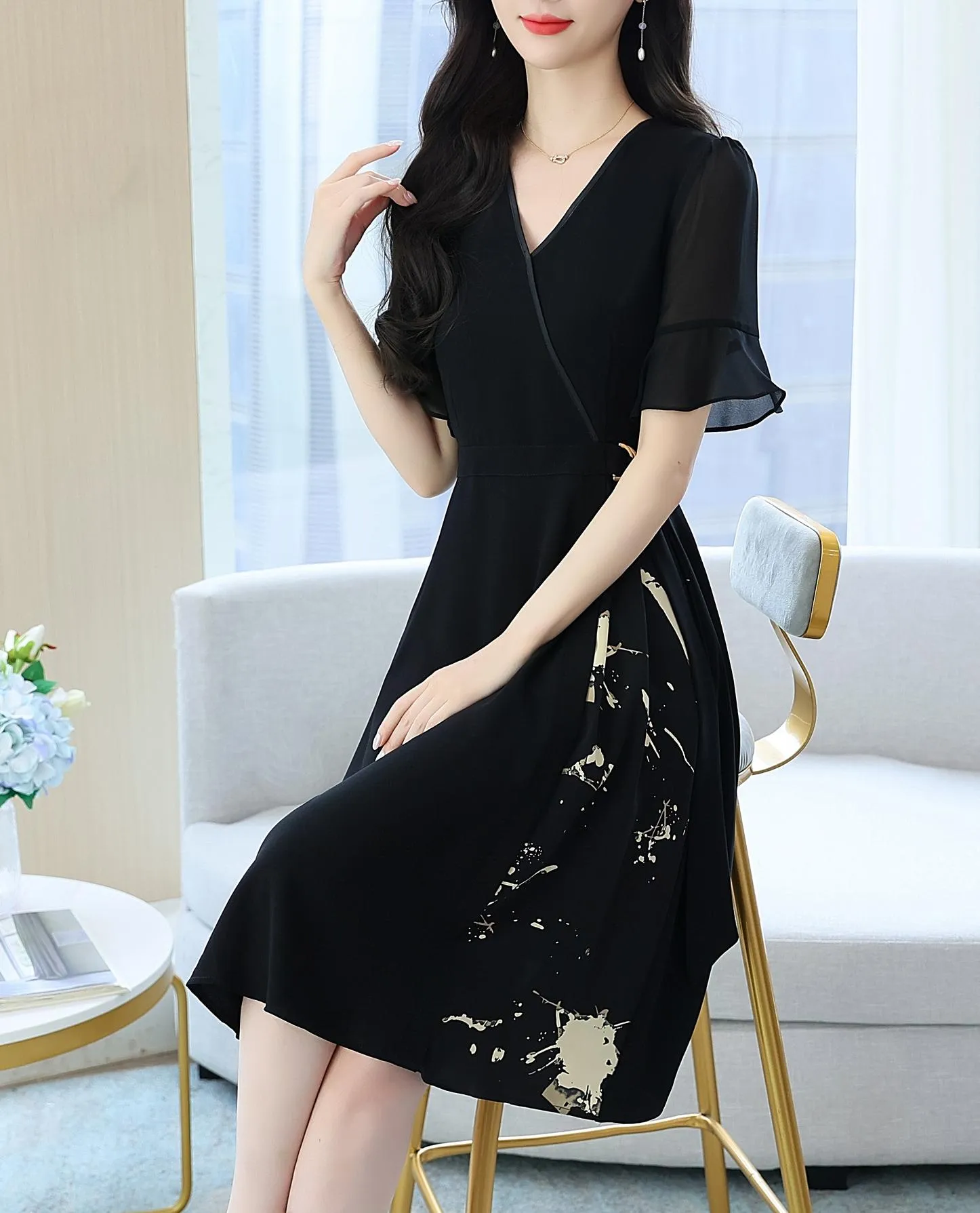 Knee-length Chiffon Summer Frock Perfect for Warm Days